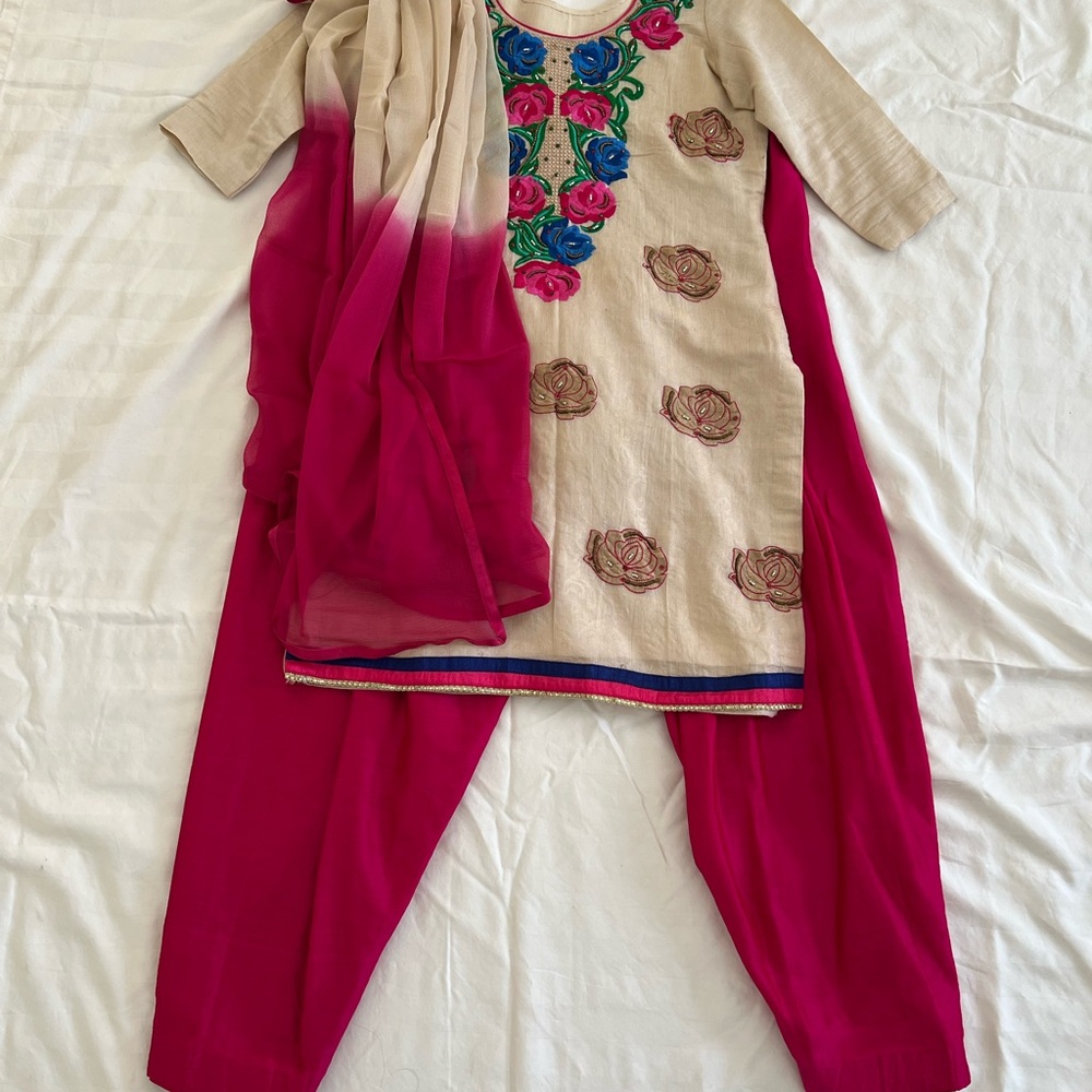 Punjabi dress for 14 to18 girl size can fit to 
Women small size